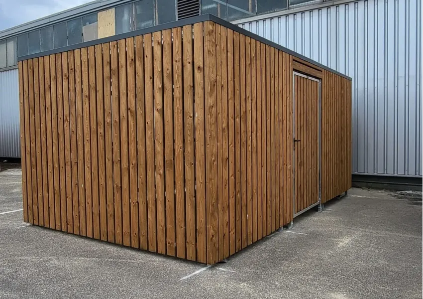 Damwand dakplaten in antracietkleur op fietsenberging