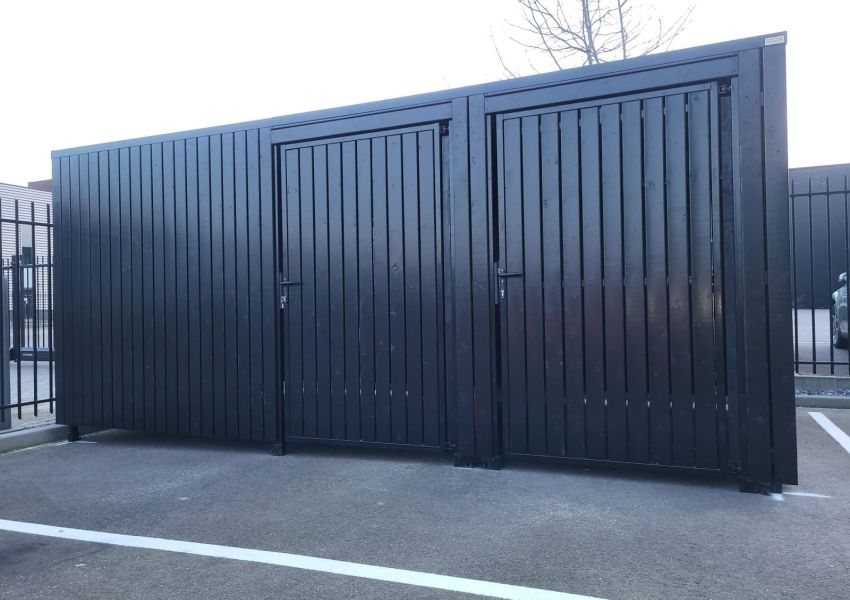 Zwarte dubbele fietsenberging bij Pekaar Plastics in Goes