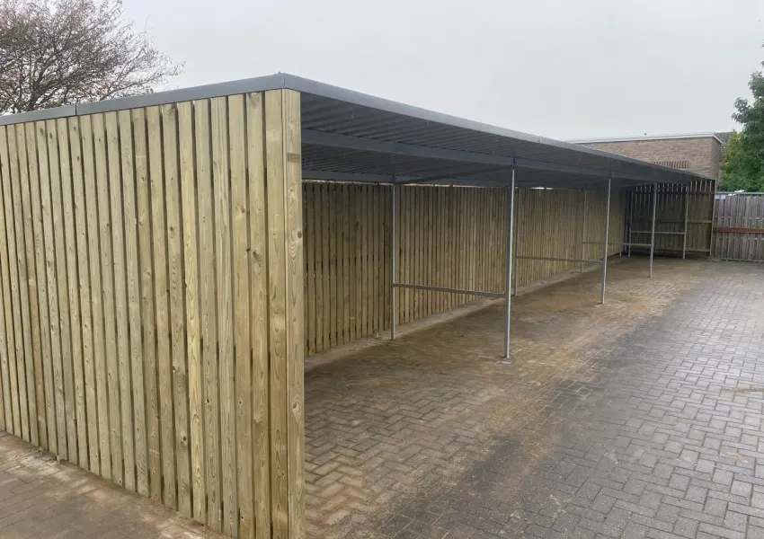 Overzichtsfoto grote fietsenstalling met tussenwand en dakgoot