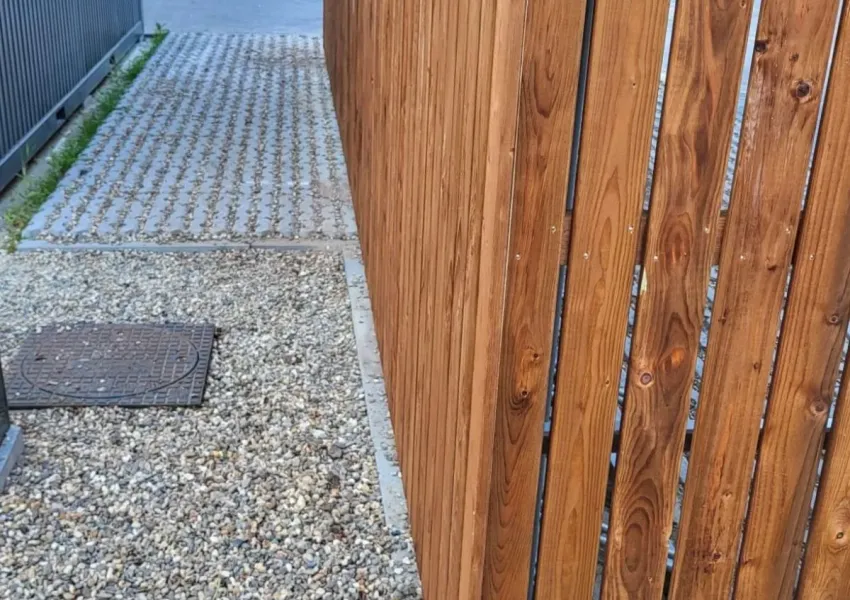 Vurenhouten overkapping met antraciet dak