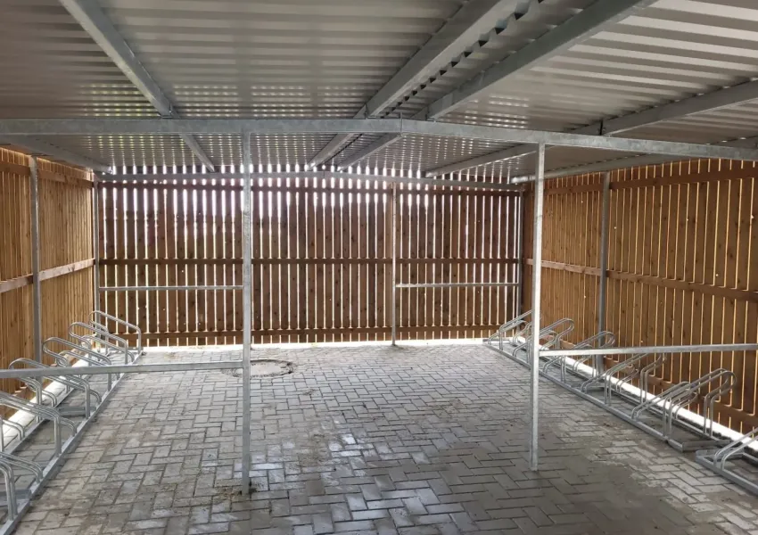 Duurzame fietsenberging op betonpoeren bij Stad Alkmaar Logistics