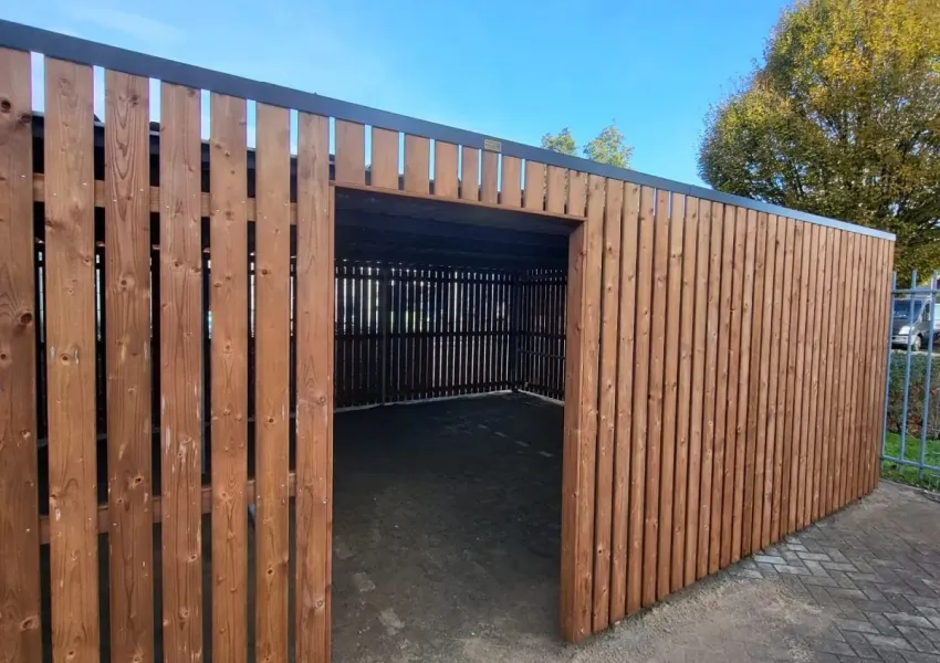 Stalen frame en verzonken betonpoeren