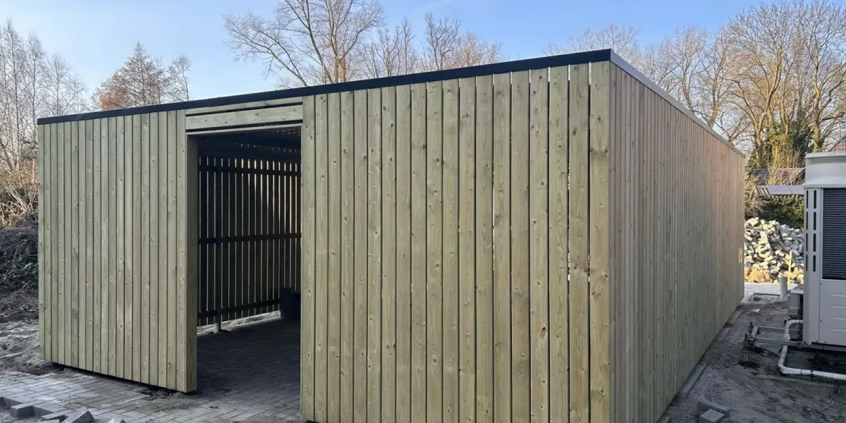 Fietsenberging met vurenhouten wanden en stalen frame