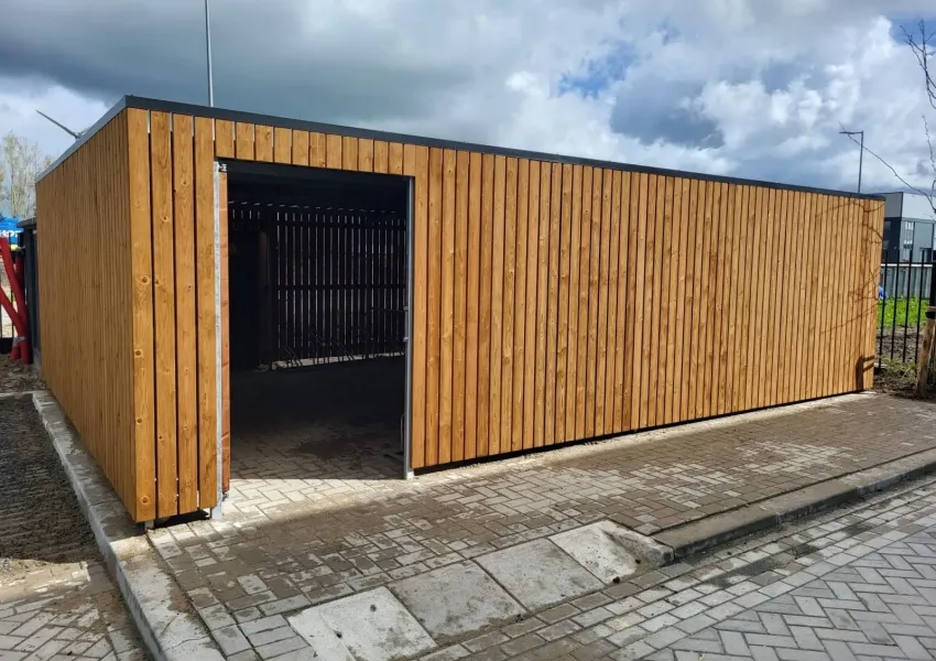 Fietsenberging Alkmaar met geïmpregneerd vurenhout en profielplaten dak