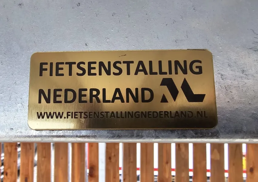 Houten fietsenstalling met inpandige dakgoot en open voorzijde
