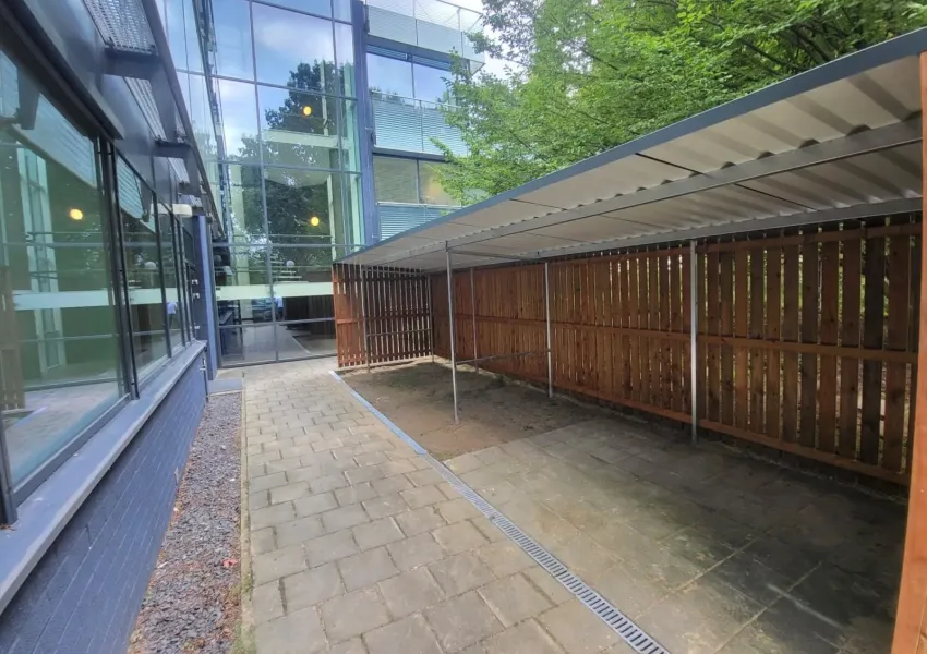 Staalconstructie met betonpoeren voor stabiliteit