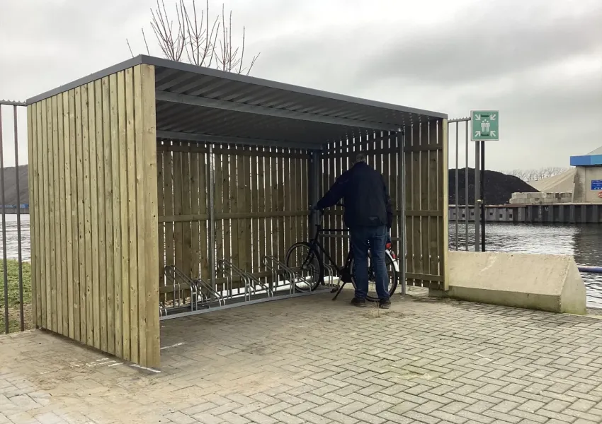 Staalconstructie verankerd in betonpoeren