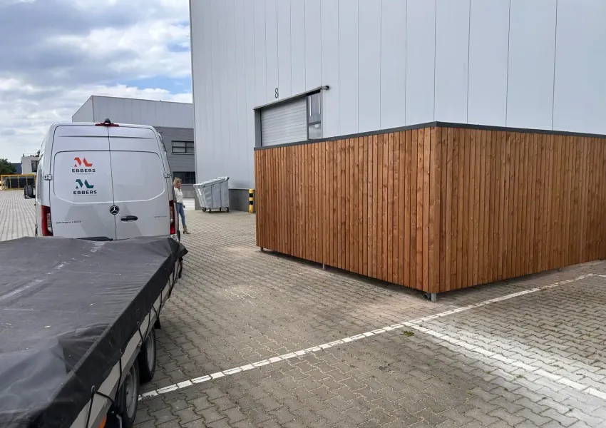 Strakke afwerking met aangepaste bestrating rondom