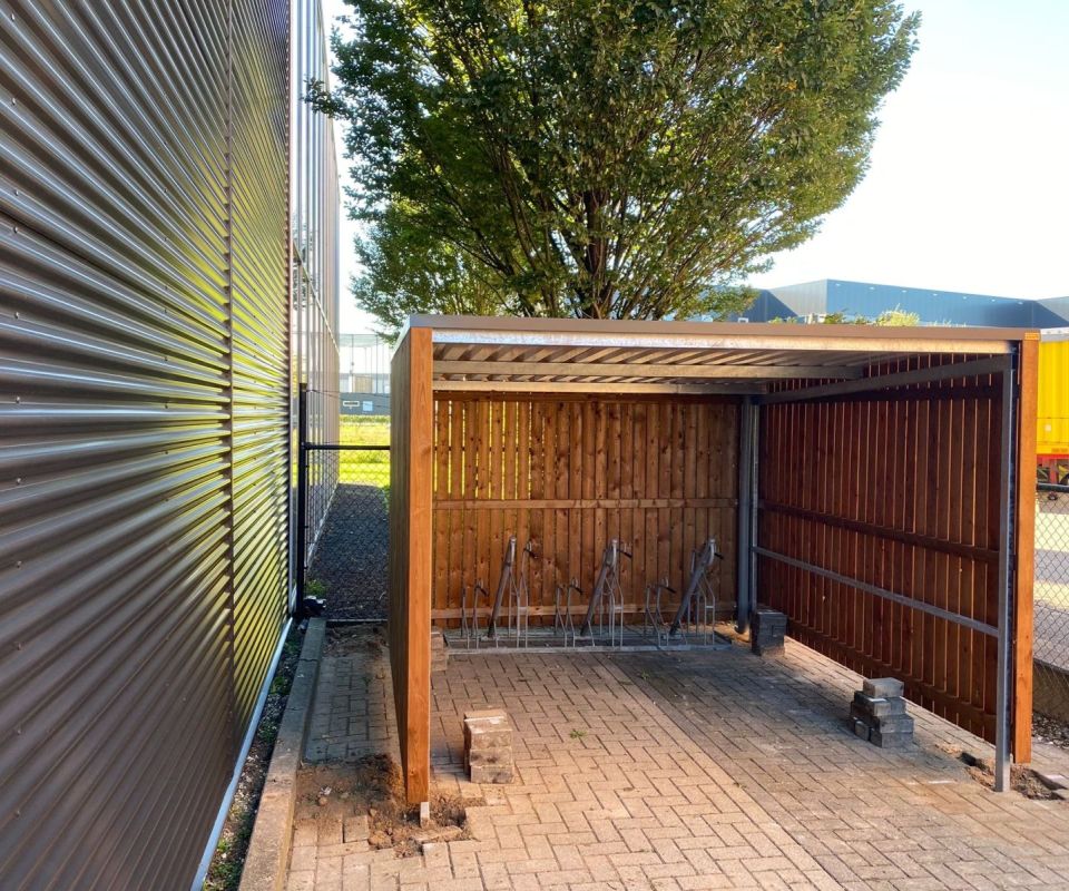 Fietsoverkapping Duiven met hout en inpandige goot