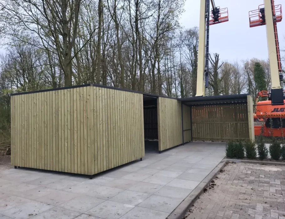 A101 afsluitbare fietsenberging met damwand profielplaat en gecoat stalen frame