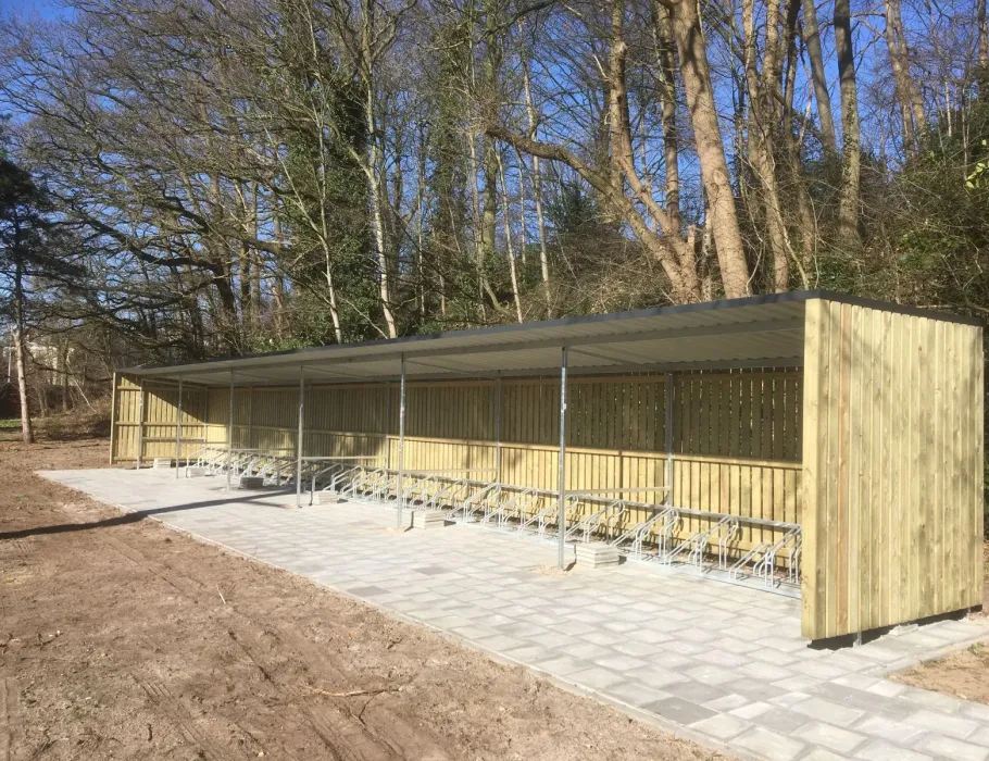 Maatwerk fietsoverkapping van geïmpregneerd hout en staalconstructie