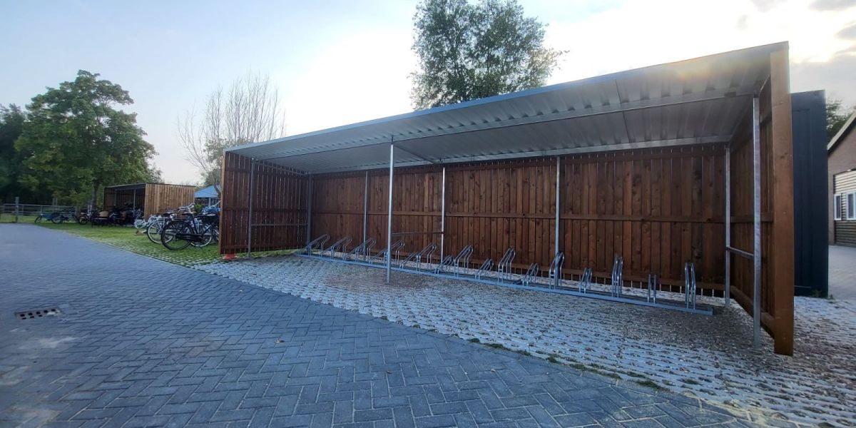 Fietsoverkapping in Waal met inpandige dakgoot