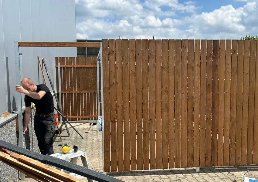 Fietsenstalling met extra zijwand en deur