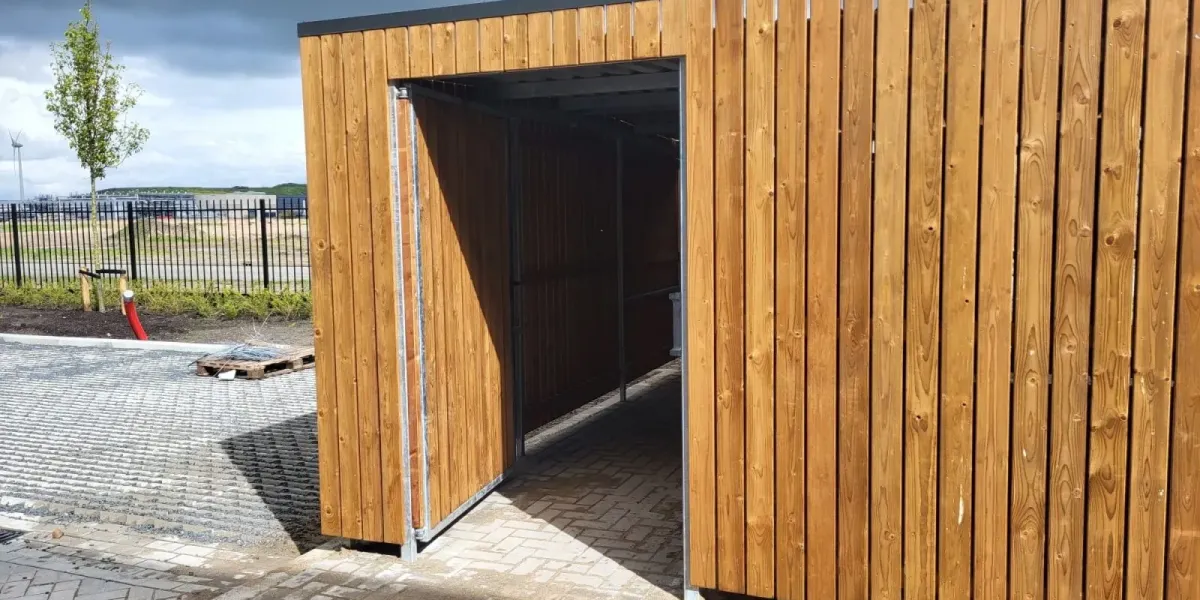 Wandbekleding met tanatone vurenhout op 10 cm boven maaiveld gemonteerd
