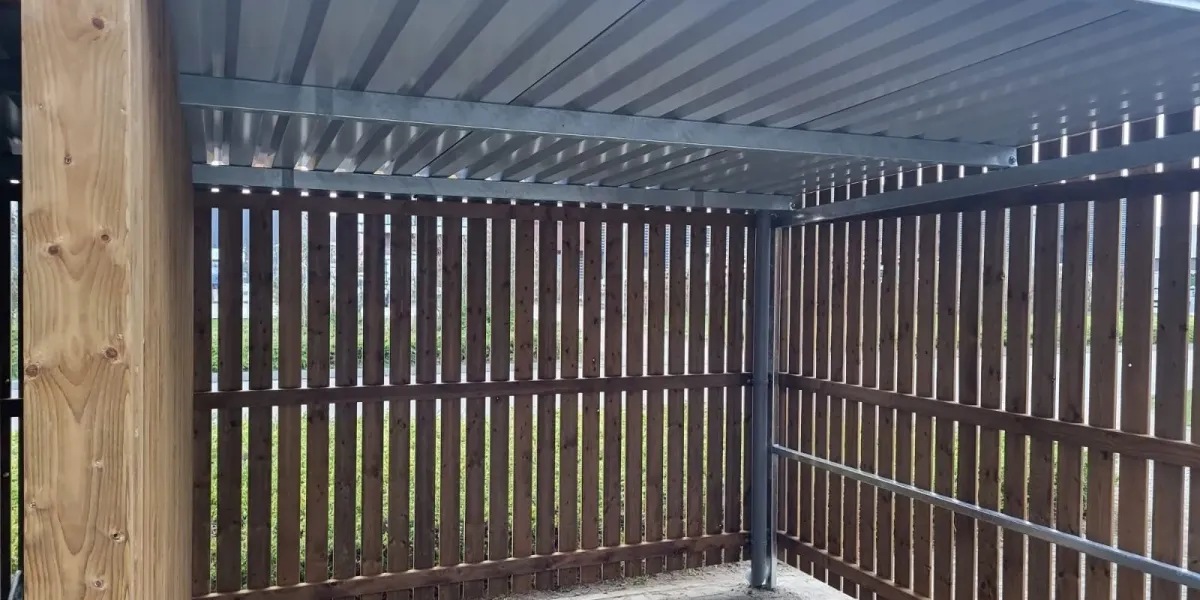 Afsluitbare fietsenberging met houten wanden