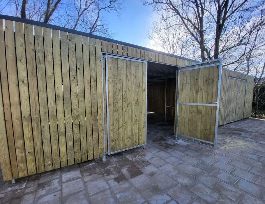 a306 dichte fietsenberging met enkele deur en twee inpandige dakgoten